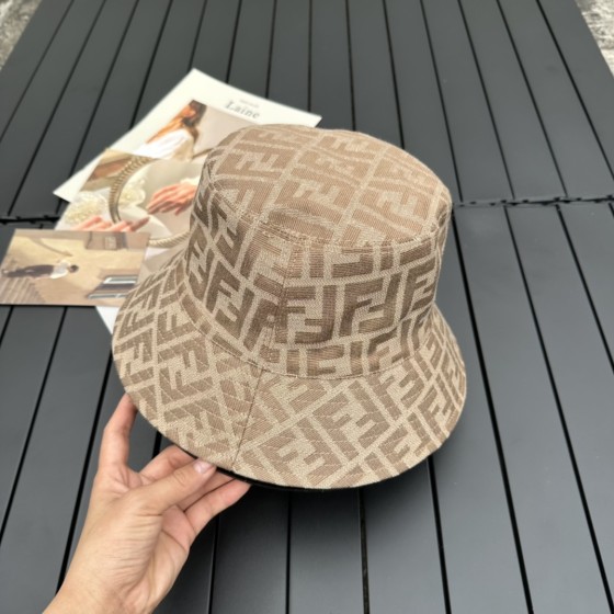 Fendi presbyopic letters 2⃣️ Wearing a fisherman hat