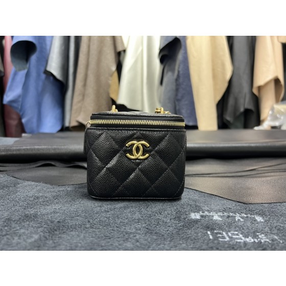 𝗖𝗛𝗔𝗡𝗘𝗟✦  23p love chain small box ❤️ genuine leather