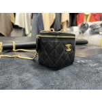 𝗖𝗛𝗔𝗡𝗘𝗟✦  23p love chain small box ❤️ genuine leather