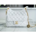 𝗖𝗛𝗔𝗡𝗘𝗟✦23𝑪 Early Spring Resort Collection Bright crinkled calfskin and gold metal Wave bag Medium White