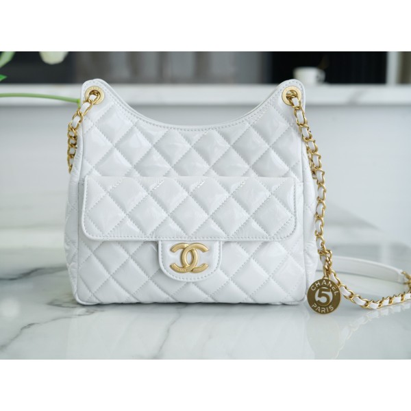 𝗖𝗛𝗔𝗡𝗘𝗟✦23𝑪 Early Spring Resort Collection Bright crinkled calfskin and gold metal Wave bag Medium White