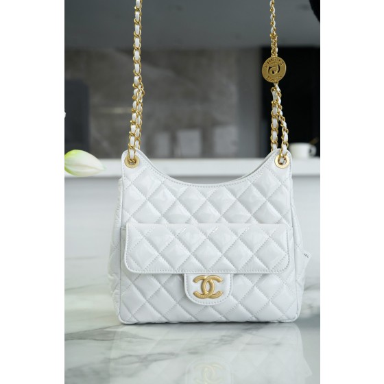𝗖𝗛𝗔𝗡𝗘𝗟✦23𝑪 Early Spring Resort Collection Bright crinkled calfskin and gold metal Wave bag Medium White
