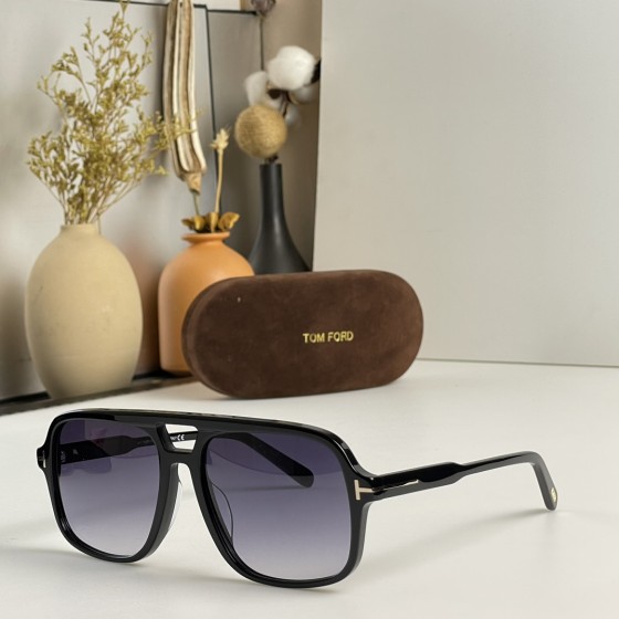 TOM FORD MODEL：FT884