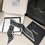 𝐂𝐡𝐚𝐧𝐞𝐥 "Polaroid" 2-in-1 hair tie ➕ribbon 100% silk polka dot black and white