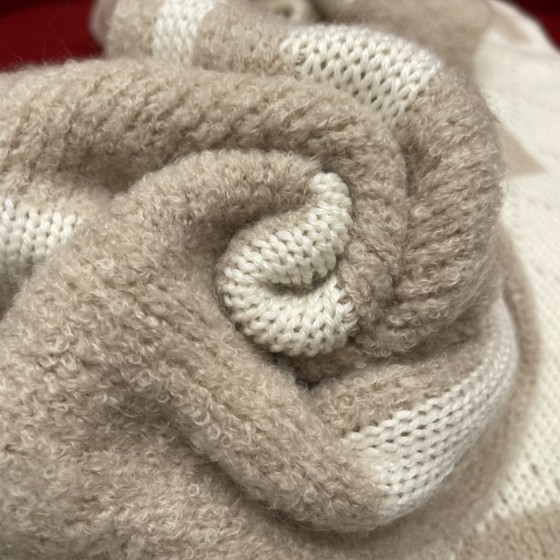 𝐂𝐡𝐚𝐧𝐞𝐥 Character No. 5 scarf 🧣 Double-sided two-color jacquard scarf 49% cashmere ➕ 40% wool ➕ 11% silk fabric