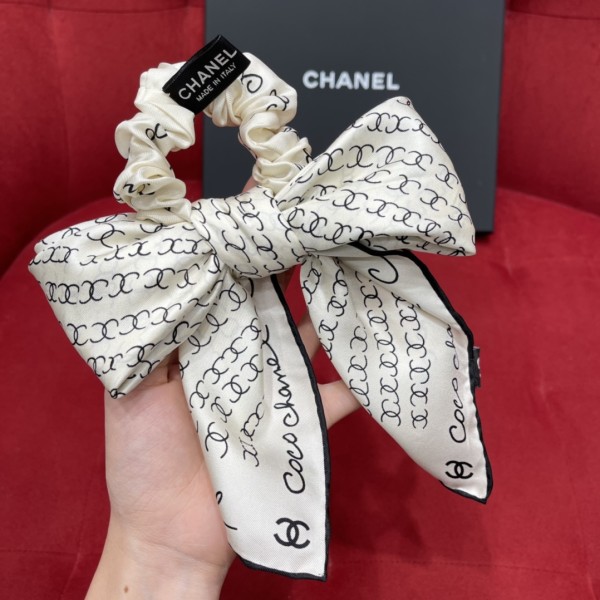 𝐂𝐡𝐚𝐧𝐞𝐥 Combination of square scarf ➕ hair band