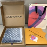 𝐋𝐨𝐮𝐢𝐬 𝐕𝐮𝐢𝐭𝐭𝐨𝐧 🆕 "Gradient Denim Shawl"55% Cotton, 28% Sheep Wool, 17% Silk