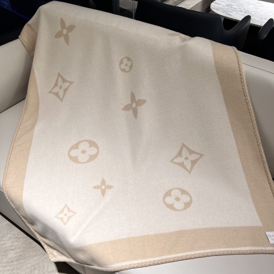 𝐋𝐨𝐮𝐢𝐬 𝐕𝐮𝐢𝐭𝐭𝐨𝐧 "Flower Blanket" Cream 90% Sheep Wool 10% Cashmere Reversible