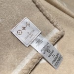𝐋𝐨𝐮𝐢𝐬 𝐕𝐮𝐢𝐭𝐭𝐨𝐧 "Flower Blanket" Cream 90% Sheep Wool 10% Cashmere Reversible