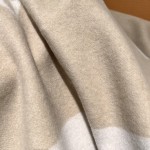𝐋𝐨𝐮𝐢𝐬 𝐕𝐮𝐢𝐭𝐭𝐨𝐧 "Flower Blanket" Cream 90% Sheep Wool 10% Cashmere Reversible