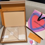 𝐋𝐨𝐮𝐢𝐬 𝐕𝐮𝐢𝐭𝐭𝐨𝐧 "Flower Blanket" Cream 90% Sheep Wool 10% Cashmere Reversible