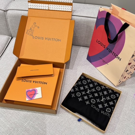 𝐋𝐨𝐮𝐢𝐬 𝐯𝐮𝐢𝐭𝐭𝐨𝐧 "MORE MONOGRAM Nailed Shawl" black silver silk wool material