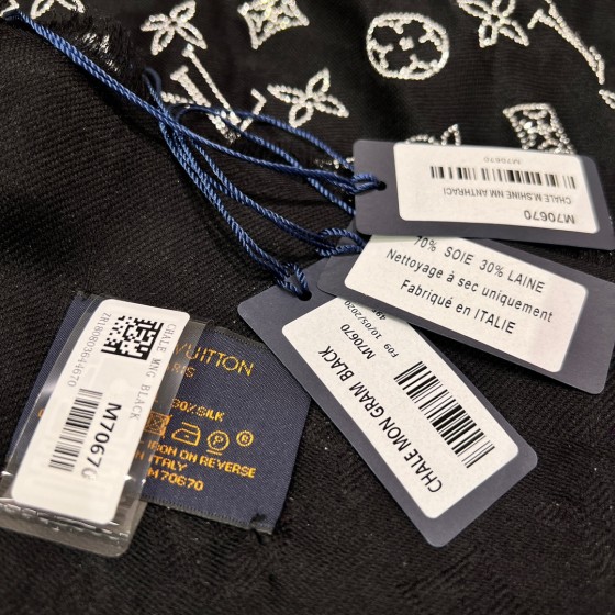 𝐋𝐨𝐮𝐢𝐬 𝐯𝐮𝐢𝐭𝐭𝐨𝐧 "MORE MONOGRAM Nailed Shawl" black silver silk wool material