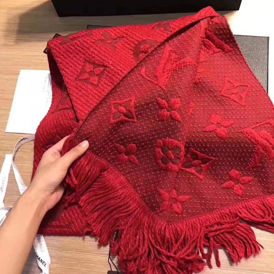 𝐋𝐨𝐮𝐢𝐬 𝐯𝐮𝐢𝐭𝐭𝐨𝐧 wool scarf