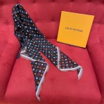 𝐋𝐨𝐮𝐢𝐬 𝐯𝐮𝐢𝐭𝐭𝐨𝐧 A scarf with classic presbyopic elements