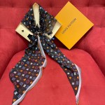 𝐋𝐨𝐮𝐢𝐬 𝐯𝐮𝐢𝐭𝐭𝐨𝐧 A scarf with classic presbyopic elements