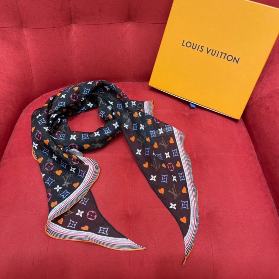 𝐋𝐨𝐮𝐢𝐬 𝐯𝐮𝐢𝐭𝐭𝐨𝐧 A scarf with classic presbyopic elements