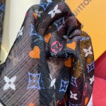 𝐋𝐨𝐮𝐢𝐬 𝐯𝐮𝐢𝐭𝐭𝐨𝐧 A scarf with classic presbyopic elements