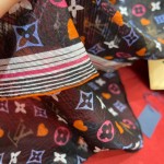 𝐋𝐨𝐮𝐢𝐬 𝐯𝐮𝐢𝐭𝐭𝐨𝐧 A scarf with classic presbyopic elements