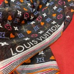 𝐋𝐨𝐮𝐢𝐬 𝐯𝐮𝐢𝐭𝐭𝐨𝐧 A scarf with classic presbyopic elements