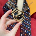 𝐋𝐨𝐮𝐢𝐬 𝐯𝐮𝐢𝐭𝐭𝐨𝐧 A scarf with classic presbyopic elements