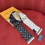 𝐋𝐨𝐮𝐢𝐬 𝐯𝐮𝐢𝐭𝐭𝐨𝐧 Game on three-color silk scarf with poker elements