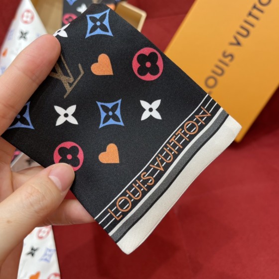 𝐋𝐨𝐮𝐢𝐬 𝐯𝐮𝐢𝐭𝐭𝐨𝐧 Game on three-color silk scarf with poker elements