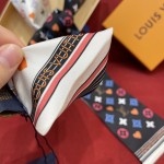 𝐋𝐨𝐮𝐢𝐬 𝐯𝐮𝐢𝐭𝐭𝐨𝐧 Game on three-color silk scarf with poker elements