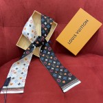 𝐋𝐨𝐮𝐢𝐬 𝐯𝐮𝐢𝐭𝐭𝐨𝐧 Game on three-color silk scarf with poker elements