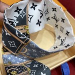 𝐋𝐨𝐮𝐢𝐬 𝐯𝐮𝐢𝐭𝐭𝐨𝐧 A classic silk scarf with a hard case and presbyopic elements