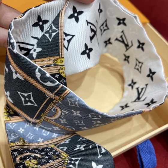 𝐋𝐨𝐮𝐢𝐬 𝐯𝐮𝐢𝐭𝐭𝐨𝐧 A classic silk scarf with a hard case and presbyopic elements