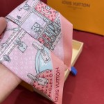 𝐋𝐨𝐮𝐢𝐬 𝐯𝐮𝐢𝐭𝐭𝐨𝐧 A classic silk scarf with a hard case and presbyopic elements