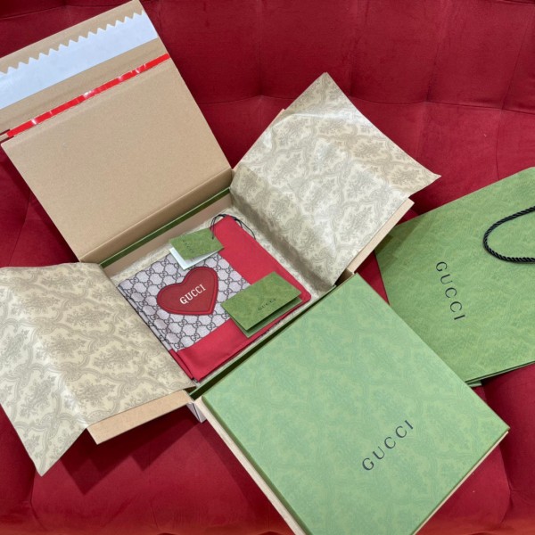 GUCCI silk scarves with classic presbyopia elements