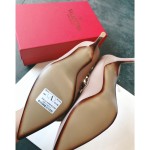 【Valentino】华伦天奴 重磅推荐此款铆钉鞋一经推出，就得到时尚It Girl们众星捧月般的追捧