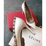 【Valentino】华伦天奴 重磅推荐此款铆钉鞋一经推出，就得到时尚It Girl们众星捧月般的追捧