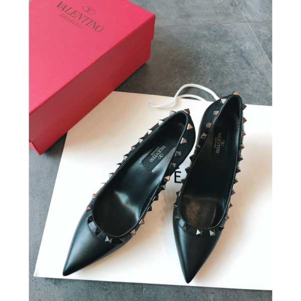 Valentino recommends this studded shoes once launched, the fashion It Girl starry-eyed pursuit