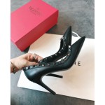 Valentino recommends this studded shoes once launched, the fashion It Girl starry-eyed pursuit