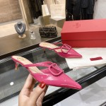 【Valentino】华伦天奴 玫红色 漆皮扣4.5cm穆勒拖鞋
