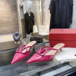 【Valentino】华伦天奴 玫红色 漆皮扣4.5cm穆勒拖鞋
