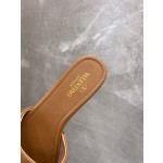 【Valentino】𝟐𝟎𝟐𝟏/𝐒𝐒 𝐧𝐞𝐰 The latest counter series, perfect details, very bright show series launched