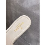 【Valentino】𝟐𝟎𝟐𝟏/𝐒𝐒 𝐧𝐞𝐰 The latest counter series, perfect details, very bright show series launched