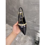 【Valentino】𝟐𝟎𝟐𝟏/𝐒𝐒 𝐧𝐞𝐰 The latest series of counter perfect details original matte open edge bead leather