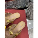 【Valentino】𝟐𝟎𝟐𝟏/𝐒𝐒 𝐧𝐞𝐰 The latest series of counter perfect details original matte open edge bead leather