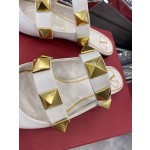 【Valentino】𝟐𝟎𝟐𝟏/𝐒𝐒 𝐧𝐞𝐰 The latest series of counter perfect details original matte open edge bead leather