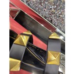 【Valentino】𝟐𝟎𝟐𝟏/𝐒𝐒 𝐧𝐞𝐰 The latest series of counter perfect details original matte open edge bead leather