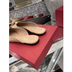 【Valentino】𝟐𝟎𝟐𝟏/𝐒𝐒 𝐧𝐞𝐰 The latest series of counter perfect details original matte open edge bead leather