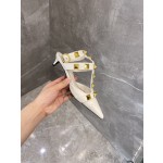 【Valentino】𝟐𝟎𝟐𝟏/𝐒𝐒 𝐧𝐞𝐰 Valentino studded sandals counter the latest series of very bright show series launched