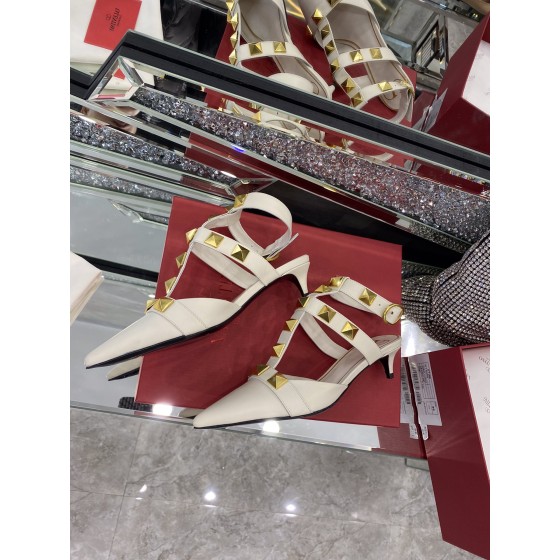 【Valentino】𝟐𝟎𝟐𝟏/𝐒𝐒 𝐧𝐞𝐰 Valentino studded sandals counter the latest series of very bright show series launched