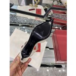 【Valentino】𝟐𝟎𝟐𝟏/𝐒𝐒 𝐧𝐞𝐰 Valentino studded sandals counter the latest series of very bright show series launched