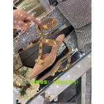 【Valentino】𝟐𝟎𝟐𝟏/𝐒𝐒 𝐧𝐞𝐰 Valentino studded sandals counter the latest series of very bright show series launched